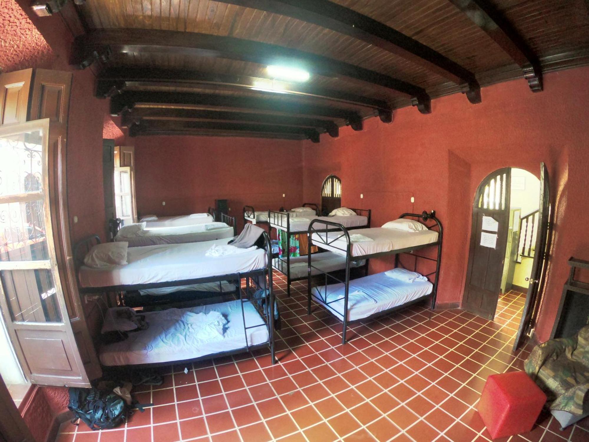 Ricks Hostel Санта Ана Екстериор снимка
