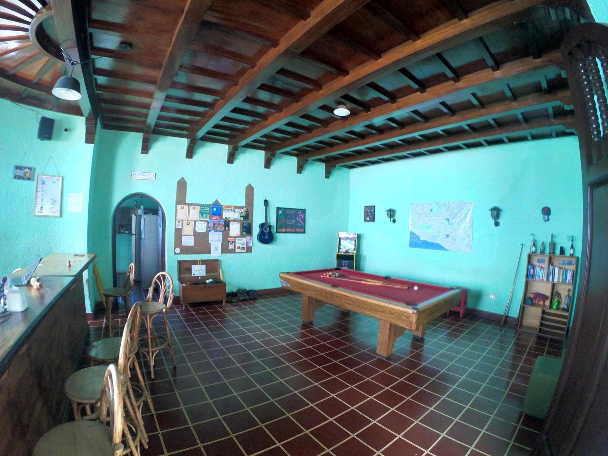 Ricks Hostel Санта Ана Екстериор снимка