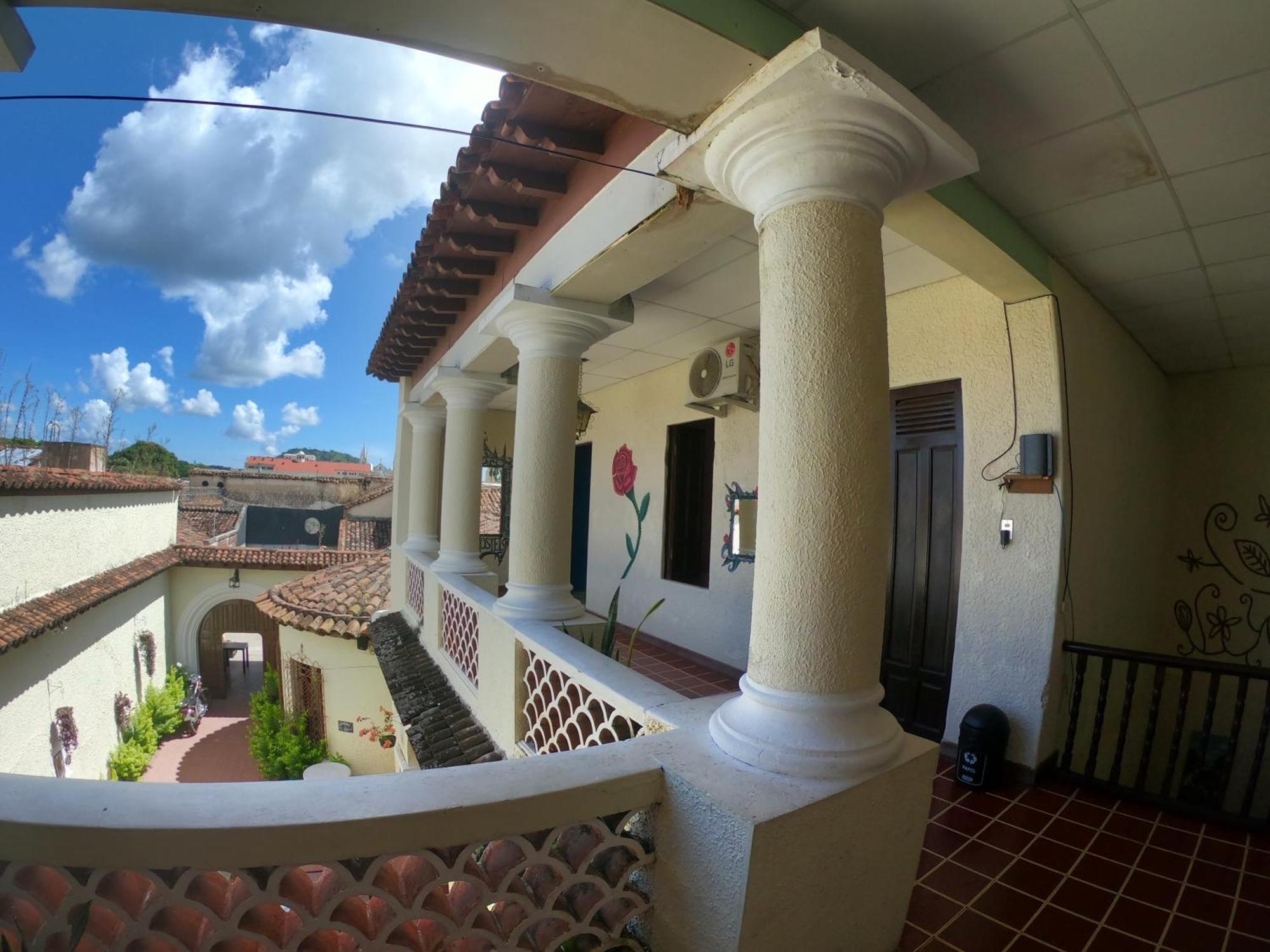 Ricks Hostel Санта Ана Екстериор снимка