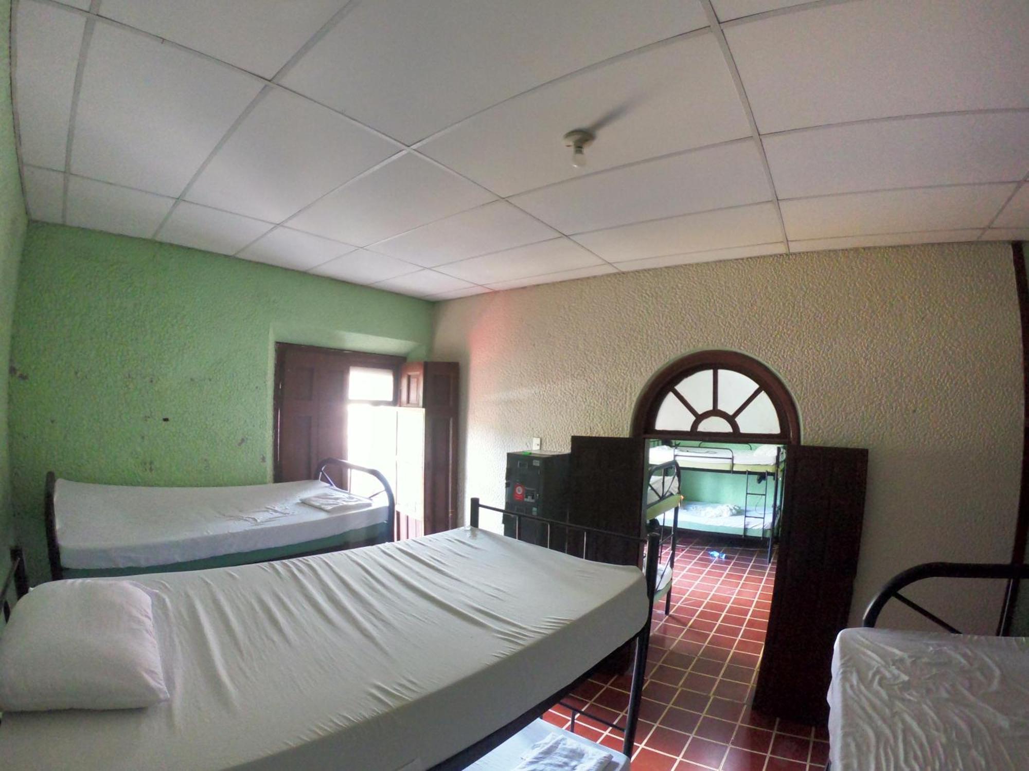 Ricks Hostel Санта Ана Екстериор снимка