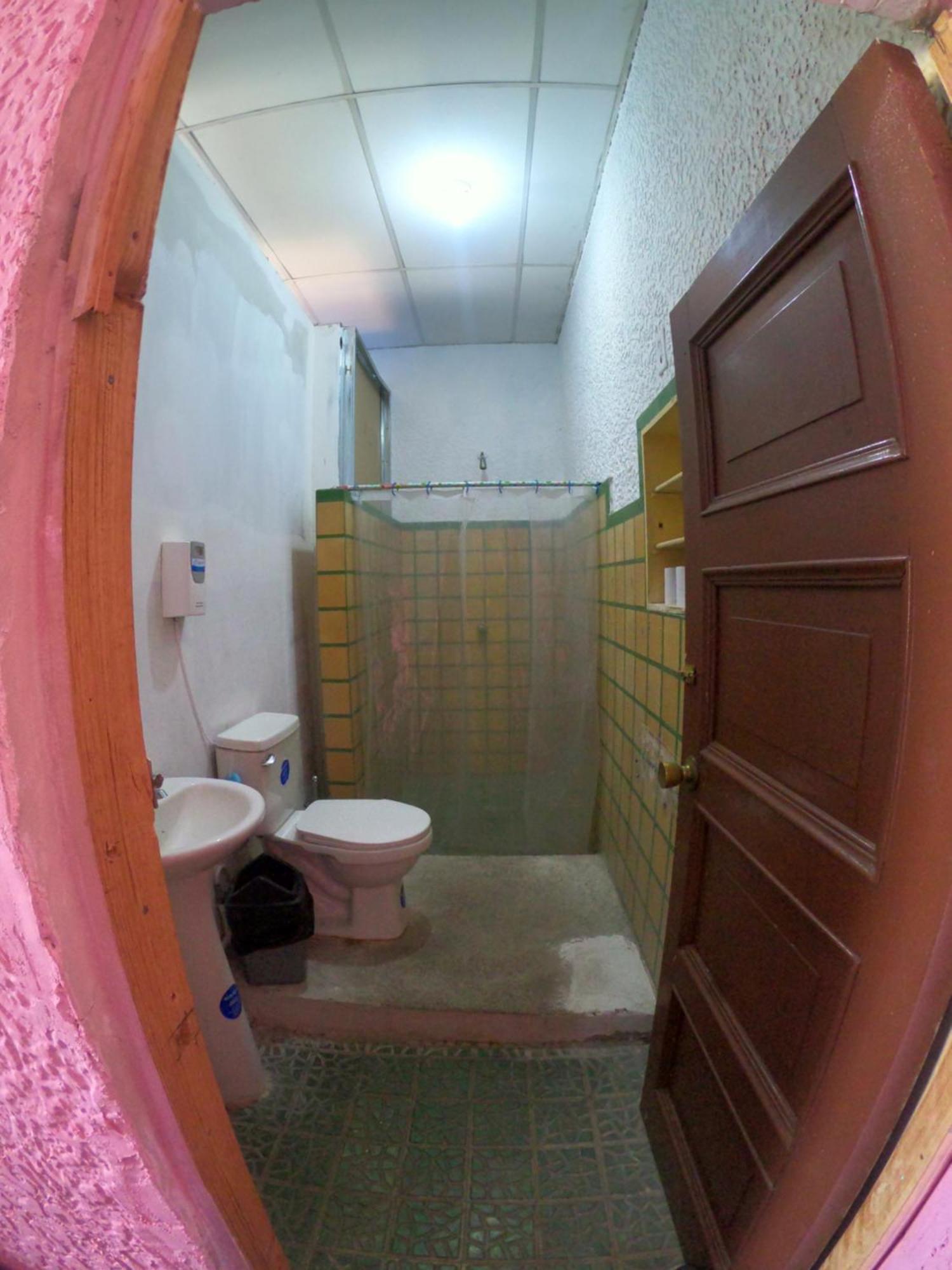 Ricks Hostel Санта Ана Екстериор снимка