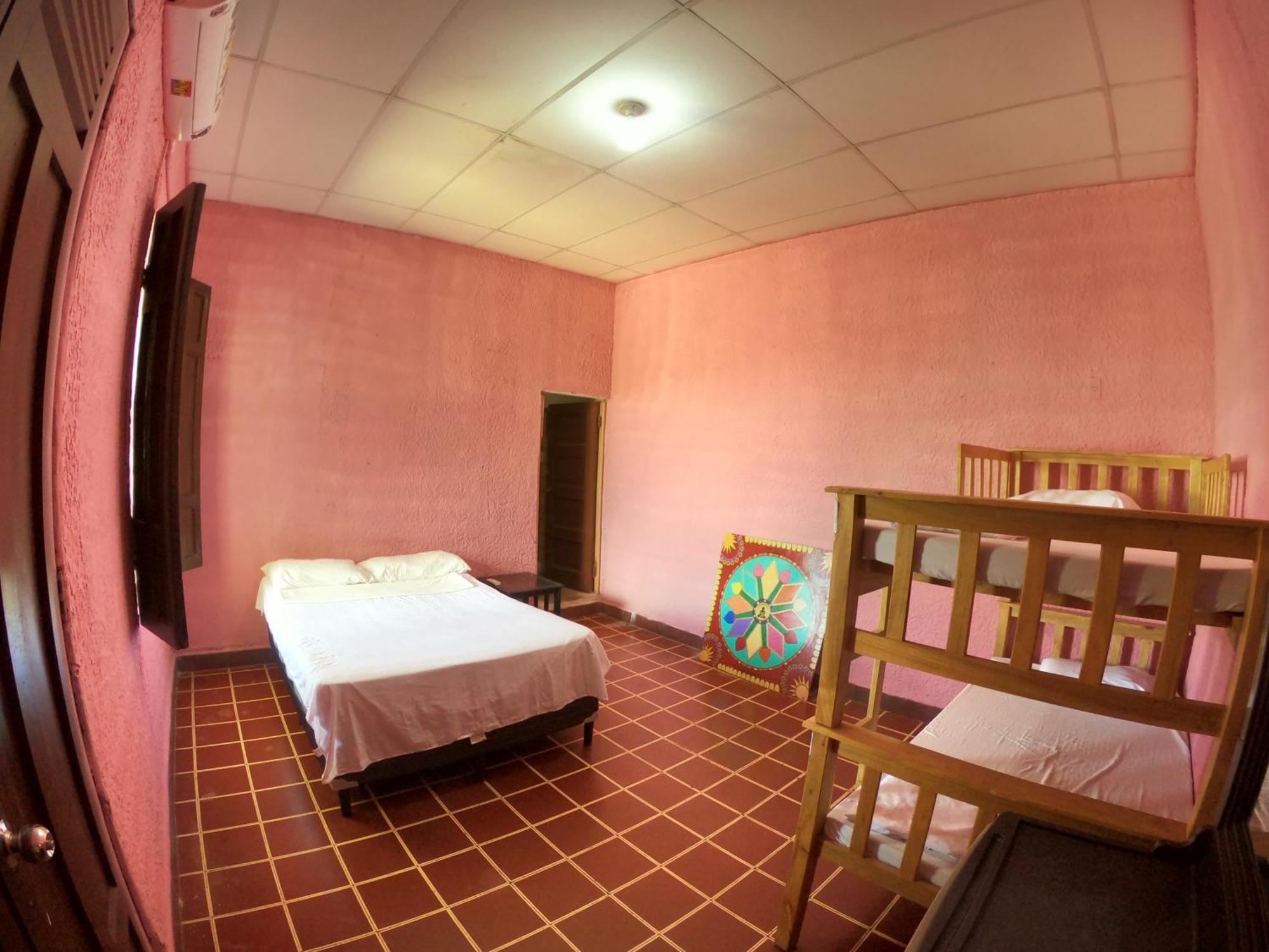 Ricks Hostel Санта Ана Екстериор снимка