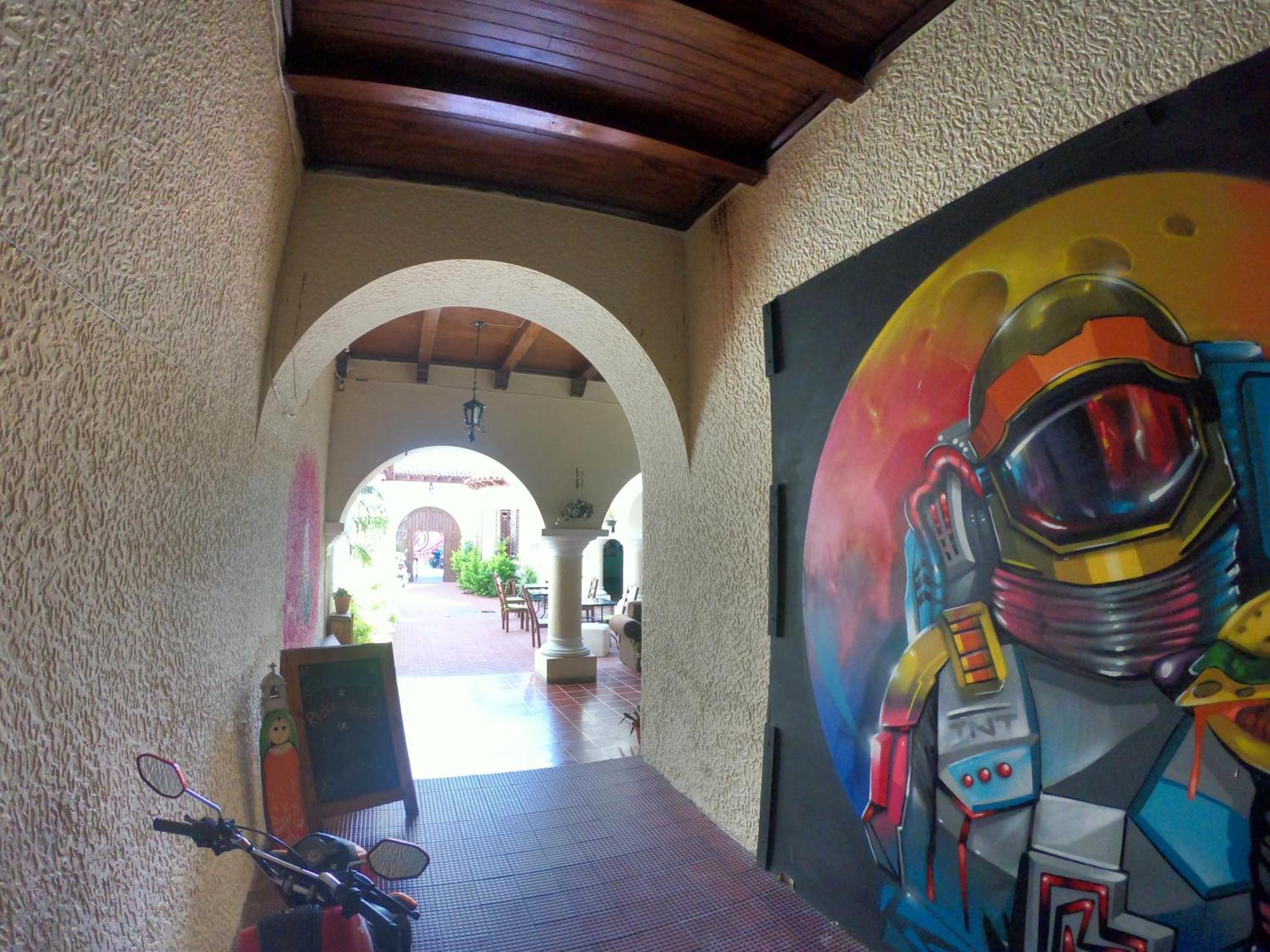 Ricks Hostel Санта Ана Екстериор снимка