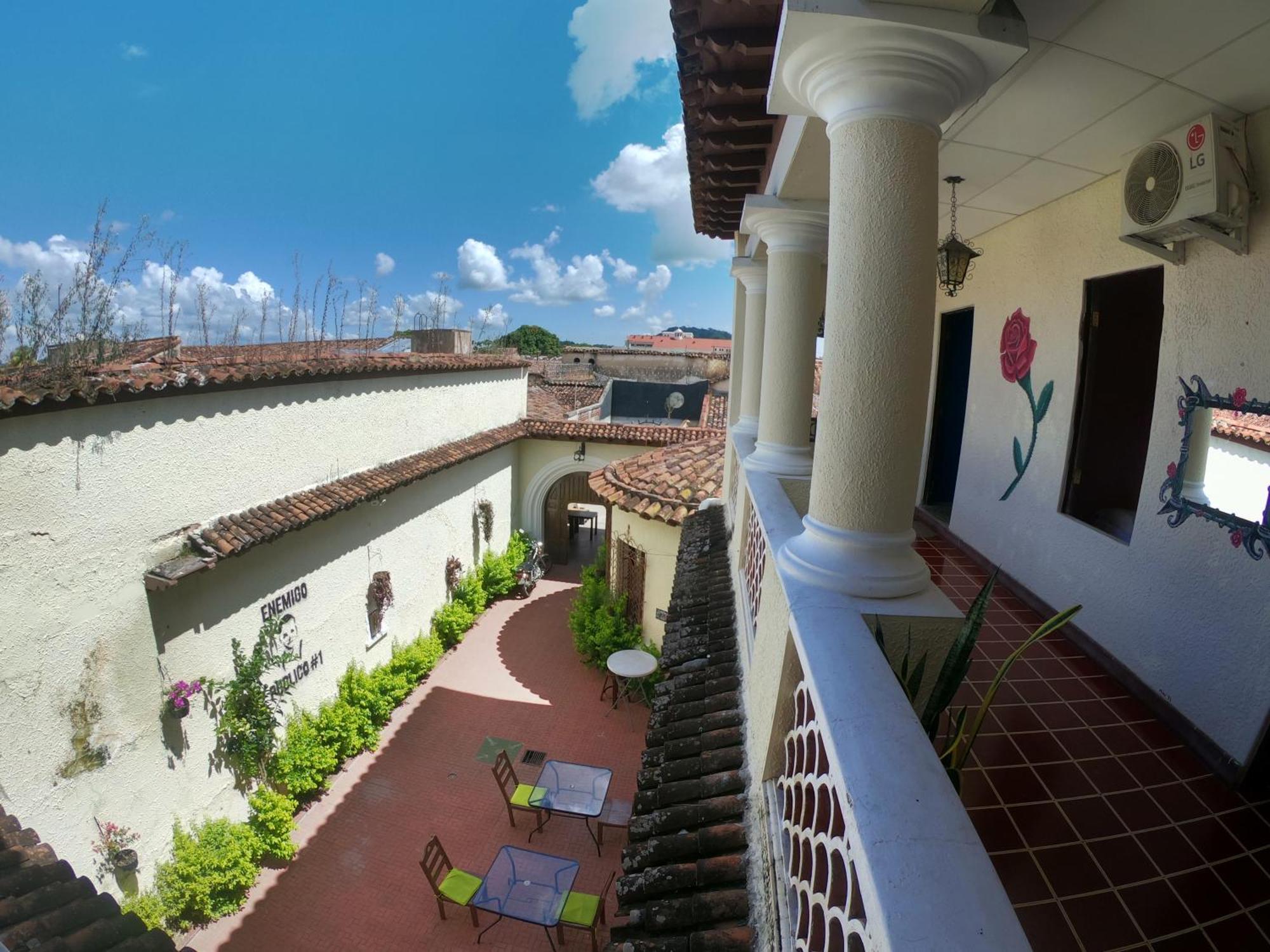 Ricks Hostel Санта Ана Екстериор снимка
