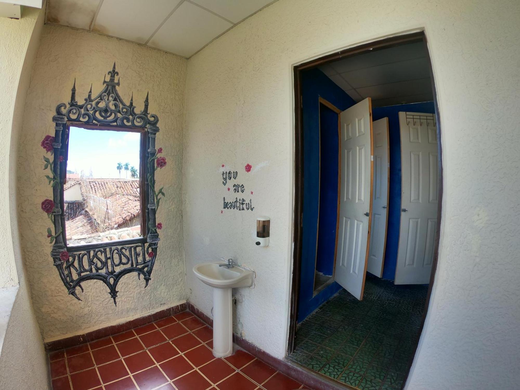 Ricks Hostel Санта Ана Екстериор снимка