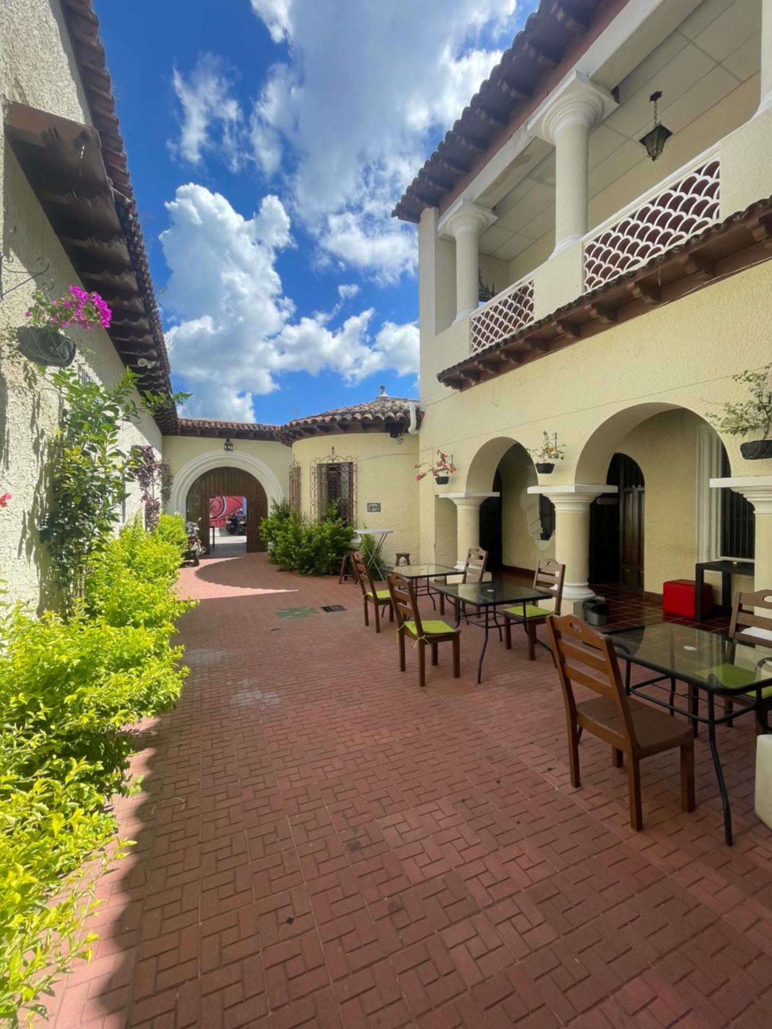 Ricks Hostel Санта Ана Екстериор снимка