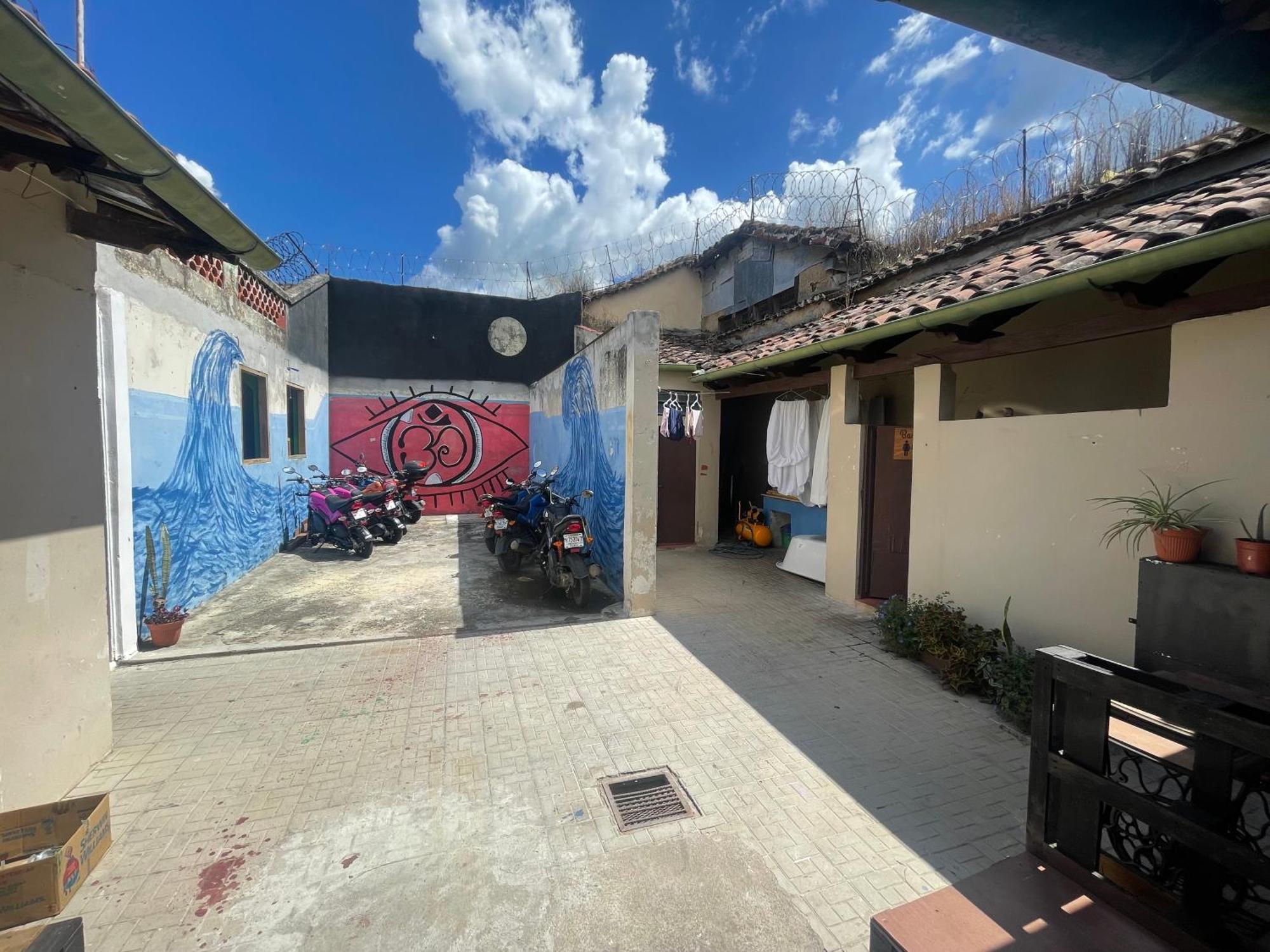 Ricks Hostel Санта Ана Екстериор снимка